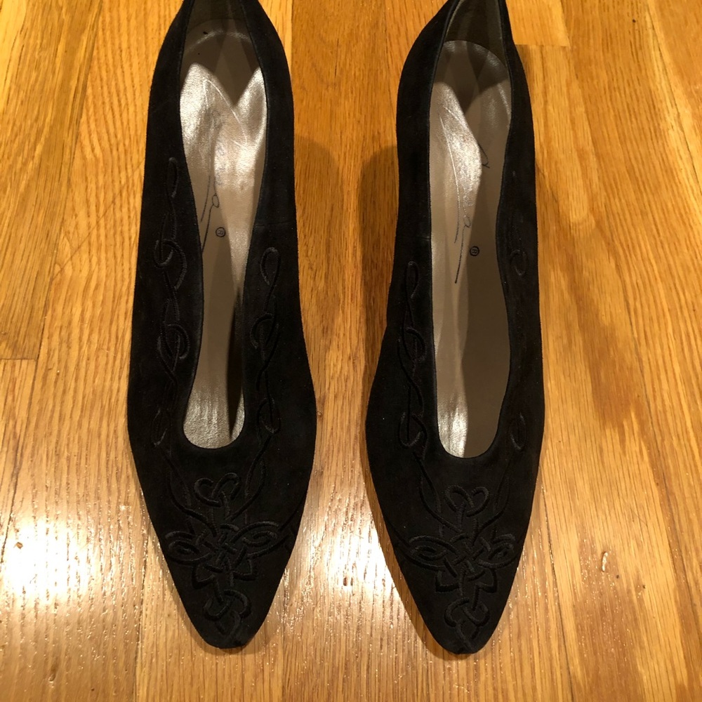 Vintage black suede embroidered Caressa pumps